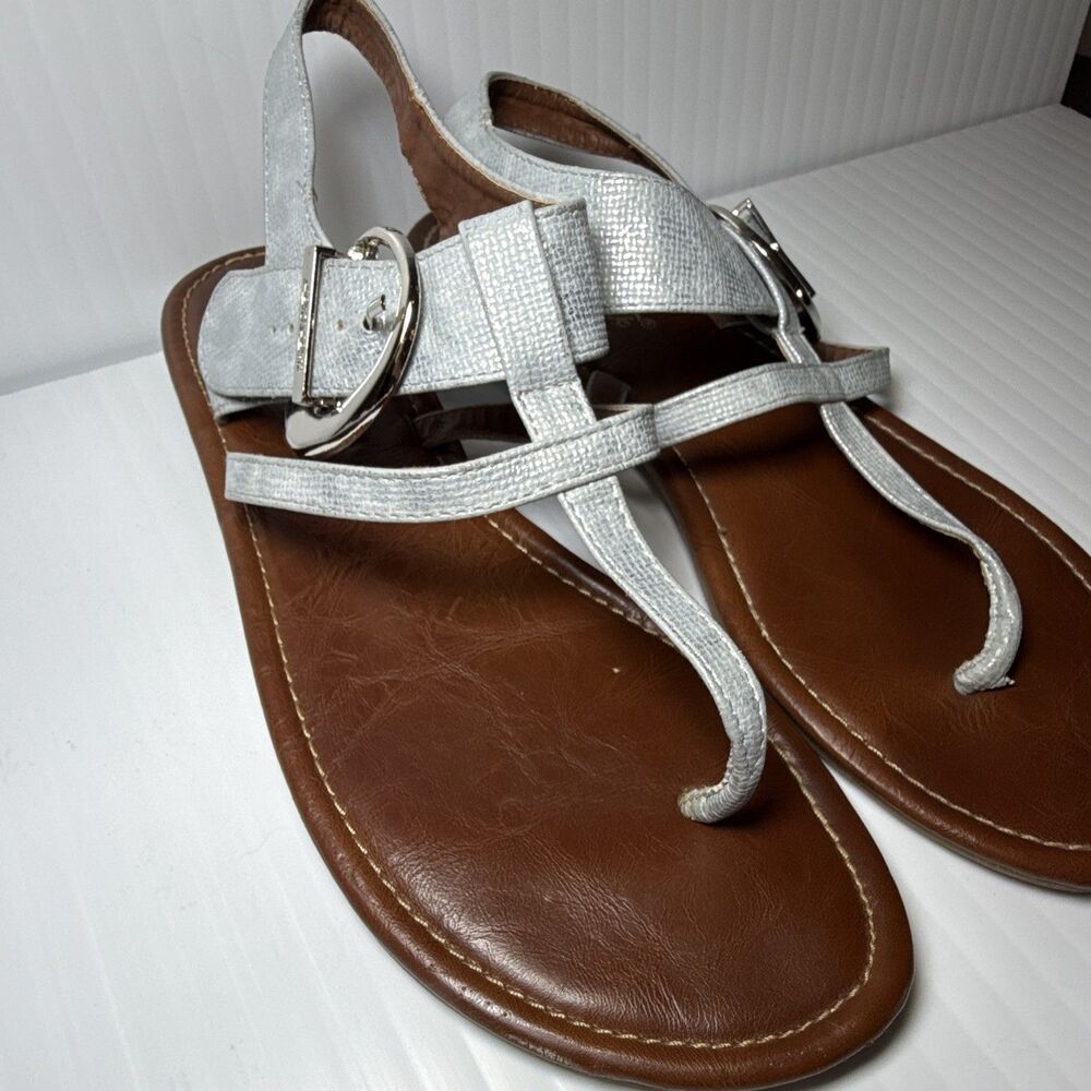 D6M Silver Strappy Thong Flat Sandals Buckle Faux Leather Women’s Size 8.5
